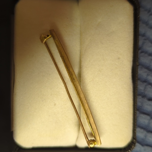 Early century 10K yellow gold etched pin bar 1 7/8" 1.8gm - Picture 3 of 7